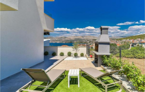 Amazing Apartment In Okrug Gornji With Wifi